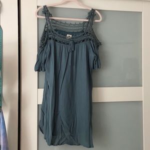 Cute mini dress 👗 cut out shoulders